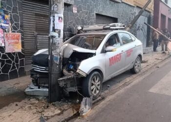 Un vehículo se estrella contra un poste en La Paz