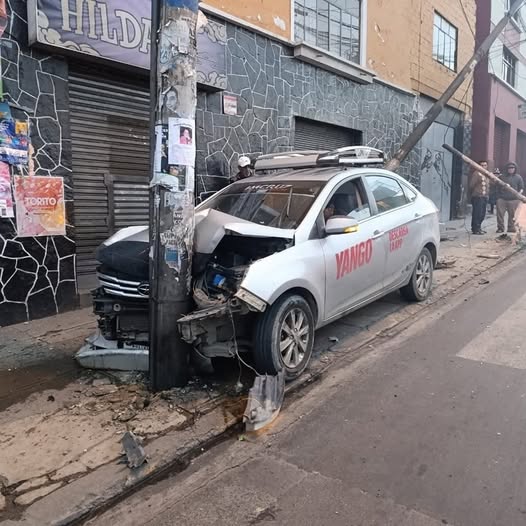 Un vehículo se estrella contra un poste en La Paz