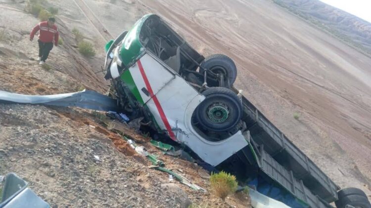 Un bus que cubría la ruta La Paz-Villazón sufre un accidente