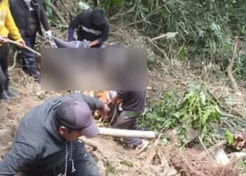 Cisterna cae en un barranco en La Paz y dos personas mueren