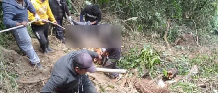 Cisterna cae en un barranco en La Paz y dos personas mueren