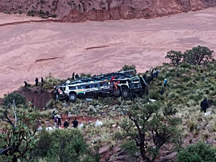 En tres días, al menos 52 personas mueren en dos accidentes viales