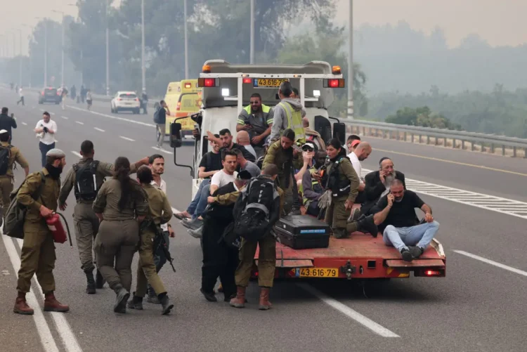 El ejército israelí ayuda con la evacuación/AFP