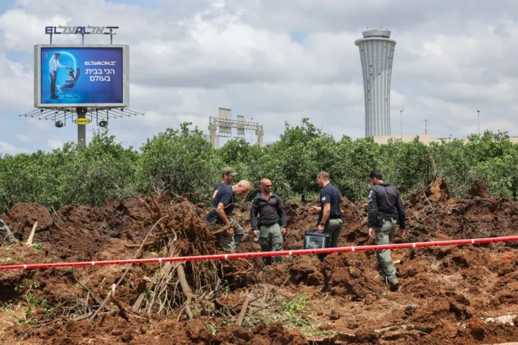Expertos israelís revisan el lugar del impacto/AFP