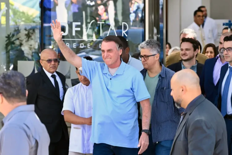 Bolsonaro saluda a su seguidores/AFP