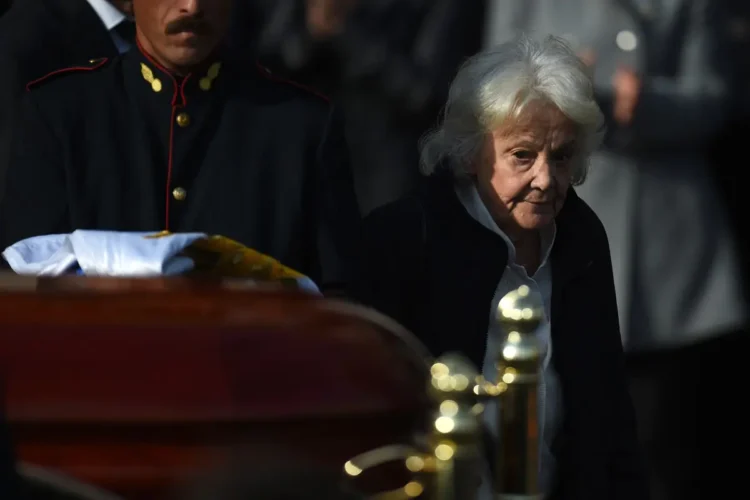 Su esposa, Lucía Topolansky acompañó el cortejo fúnebre/AFP
