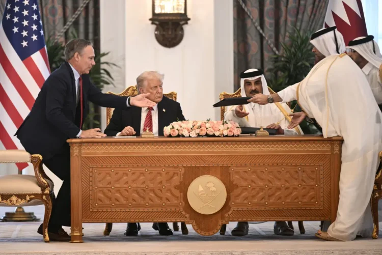 La firma del acuerdo entre Boeing y Qatar Airways /AFP