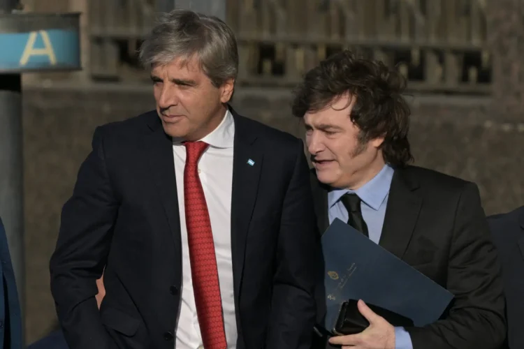 El ministro de Economía, Luis Caputo y Javier Milei/ AFP