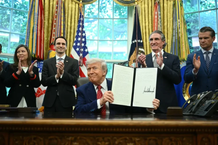 Donald Trump firmó un decreto/AFP
