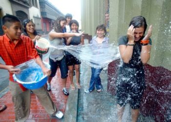 Medio Ambiente prohíbe jugar con agua potable en los carnavales de todo el país