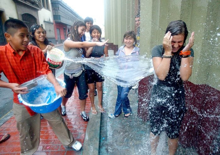 Medio Ambiente prohíbe jugar con agua potable en los carnavales de todo el país