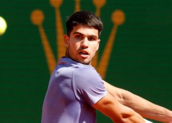 Alcaraz se clasifica cómodamente para los cuartos de final en Barcelona