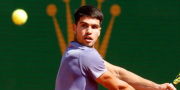 Alcaraz se clasifica cómodamente para los cuartos de final en Barcelona