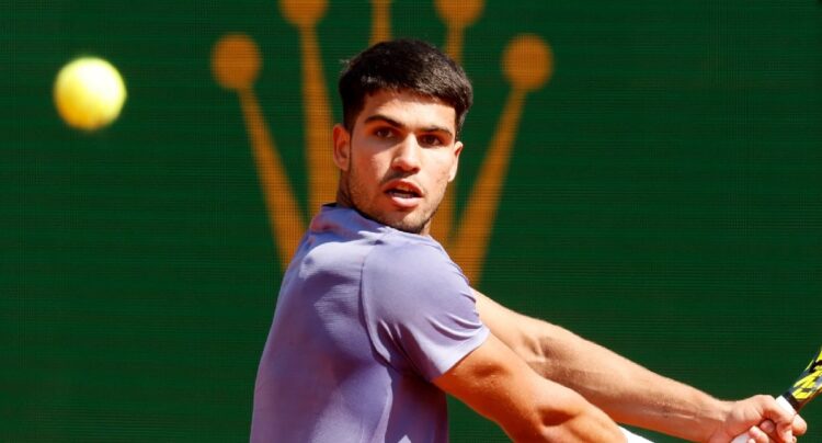 Alcaraz se clasifica cómodamente para los cuartos de final en Barcelona
