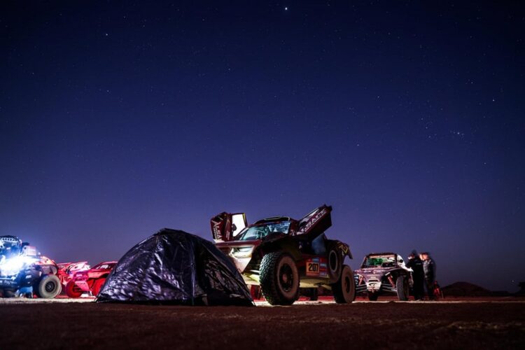 La etapa maratón del Dakar pone a prueba la capacidad de los pilotos