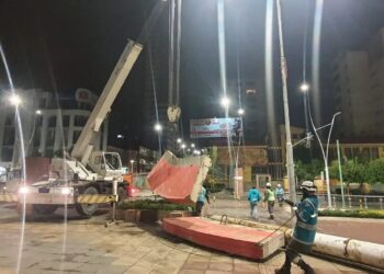 La Navidad se acerca y un árbol de más 35 metros de altura se arma en La Paz
