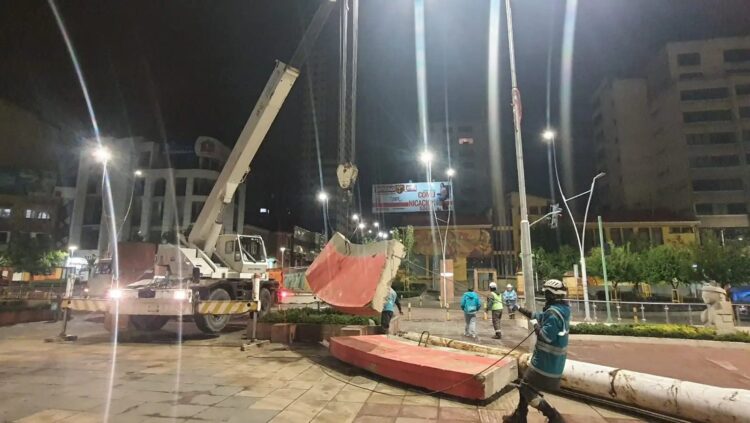La Navidad se acerca y un árbol de más 35 metros de altura se arma en La Paz