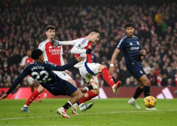 El Arsenal se deja remontar por el Aston Villa y se aleja del Liverpool