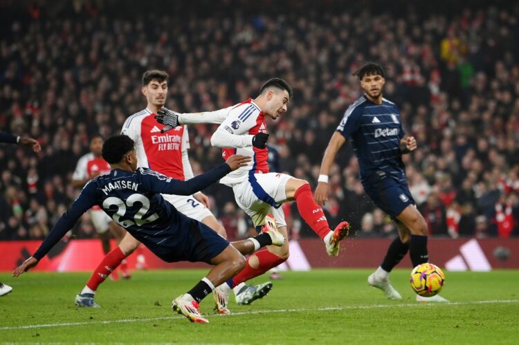 El Arsenal se deja remontar por el Aston Villa y se aleja del Liverpool