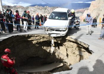 Alcaldía de La Paz deslinda responsabilidades por el sifonamiento que afectó a un taxi en Achocalla