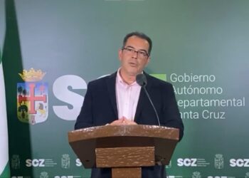 El gobernador de Santa Cruz, Maro Aguilera, en conferencia de prensa.