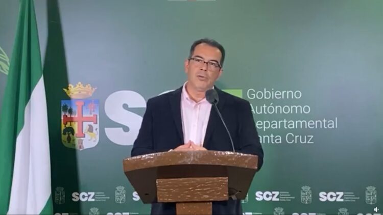 El gobernador de Santa Cruz, Maro Aguilera, en conferencia de prensa.
