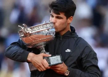Alcaraz inicia la defensa de su título en Roland Garros ante Nishikori