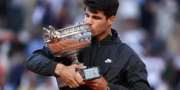 Alcaraz inicia la defensa de su título en Roland Garros ante Nishikori