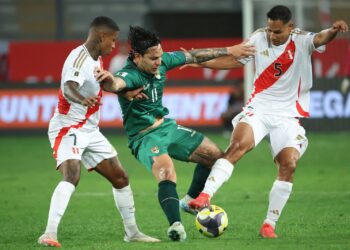 Bolivia cae 3-1 ante Perú y complica su chance en la eliminatoria