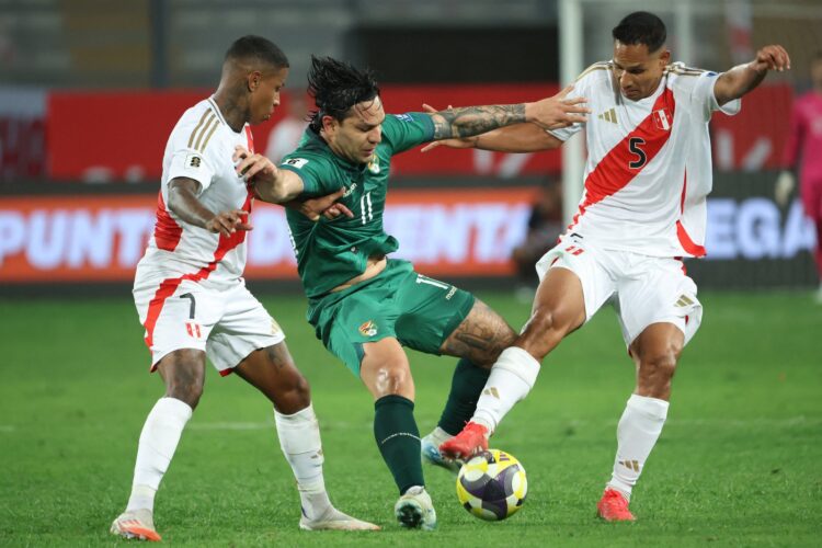 Bolivia cae 3-1 ante Perú y complica su chance en la eliminatoria