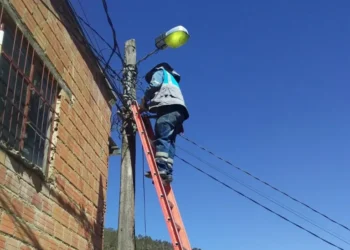 Alcaldía de La Paz habilita WhatsApp y línea gratuita para reportar desperfectos de alumbrado público.
