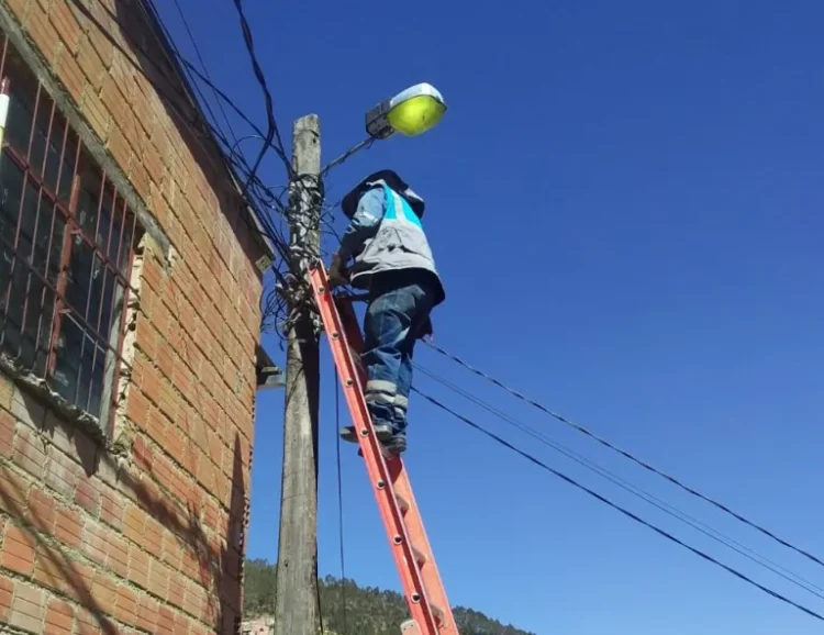 Alcaldía de La Paz habilita WhatsApp y línea gratuita para reportar desperfectos de alumbrado público.