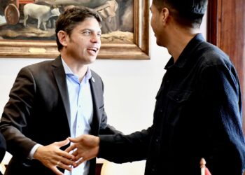 El gobernador Axel Kicillof saluda al senador Andrónico Rodríguez.