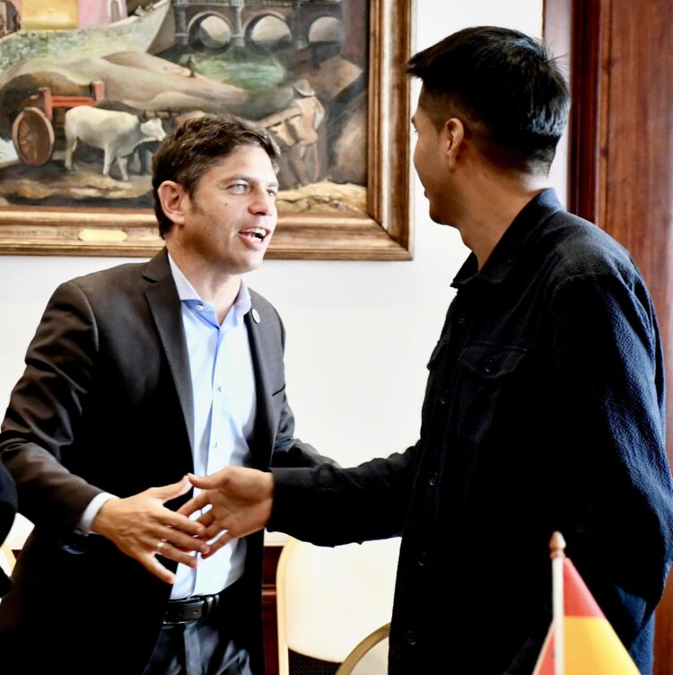 El gobernador Axel Kicillof saluda al senador Andrónico Rodríguez.