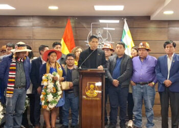 Andrónico Rodríguez, en conferencia de prensa junto a sus colegas y correligionarios.