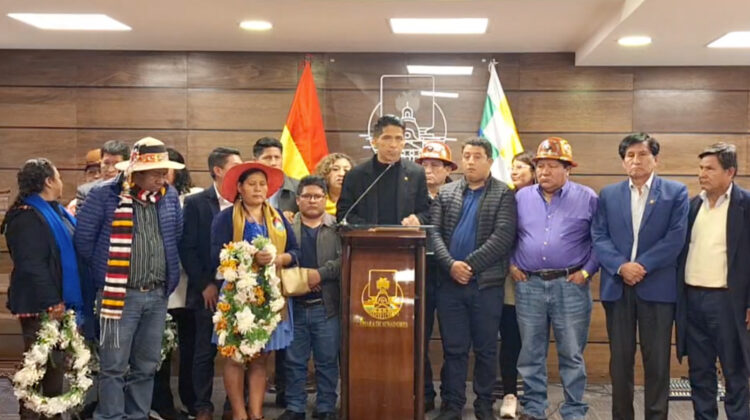 Andrónico Rodríguez, en conferencia de prensa junto a sus colegas y correligionarios.