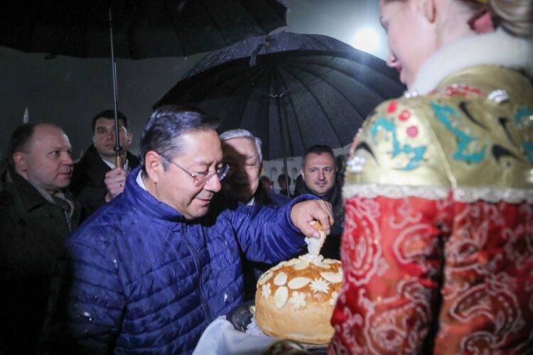 El presidente Luis Arce, el miércoles, al llegar a la cumbre de BRICS, en Kazán, Rusia.