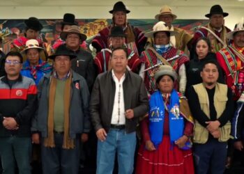 El presidente Luis Arce y los dirigentes del Pacto de Unidad, el domingo.