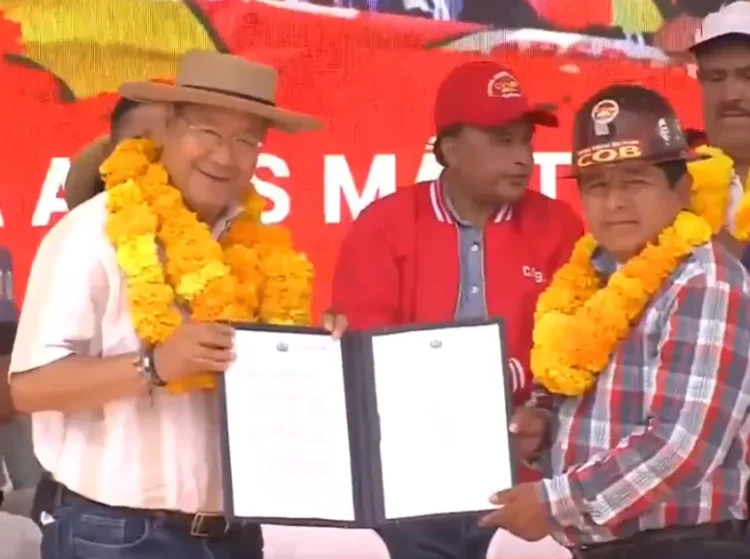 Arce entrega decreto y oficializa incremento salarial