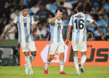 Argentina gana a Uruguay y toca las puertas del Mundial; Ecuador lo escolta