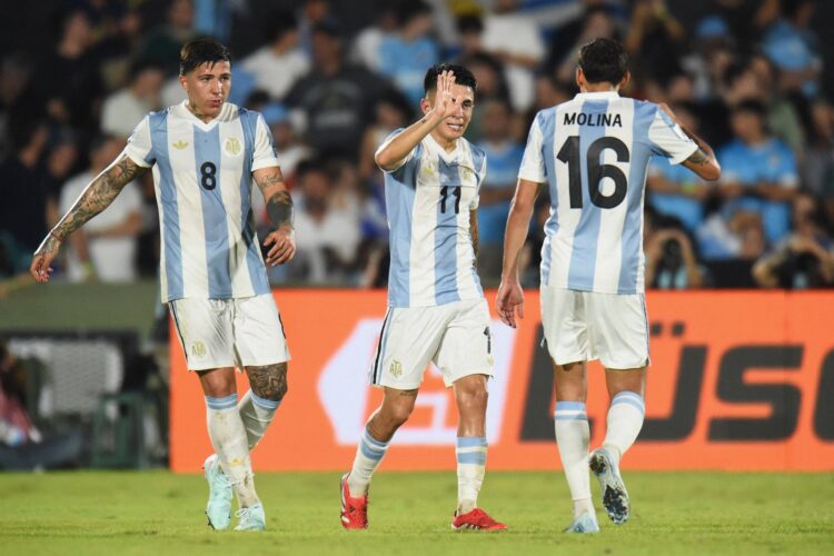 Argentina gana a Uruguay y toca las puertas del Mundial; Ecuador lo escolta