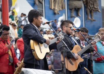 Las bandas marcan el paso del Carnaval en Oruro con un festival de lujo