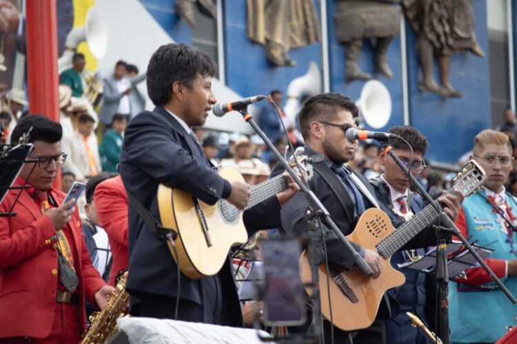 Las bandas marcan el paso del Carnaval en Oruro con un festival de lujo
