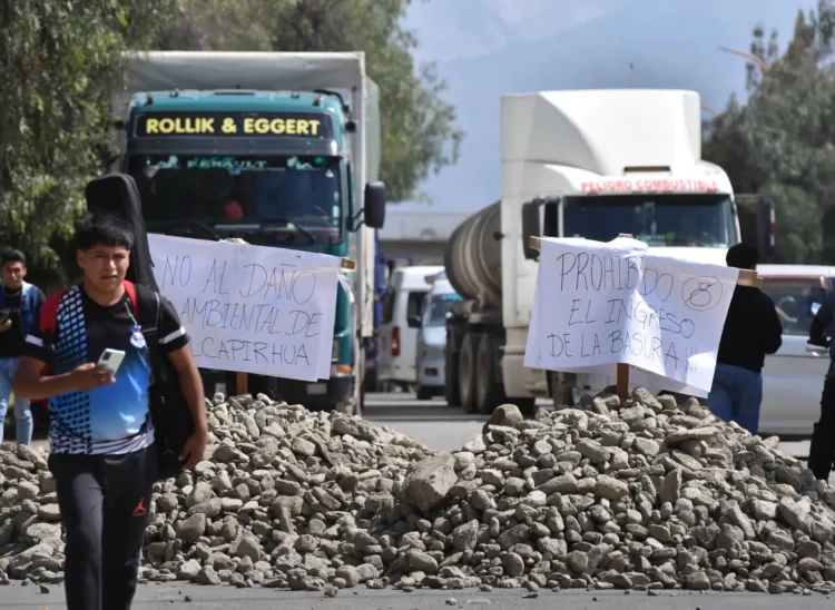 Bloqueos mantienen la crisis de la basura en Cochabamba