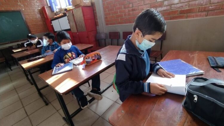 Los estudiantes deben usar barbijo y alcohol en gel
