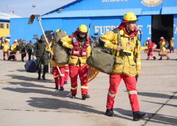 Más bomberos son enviados a zonas de incendios y se espera refuerzos de Chile y Francia