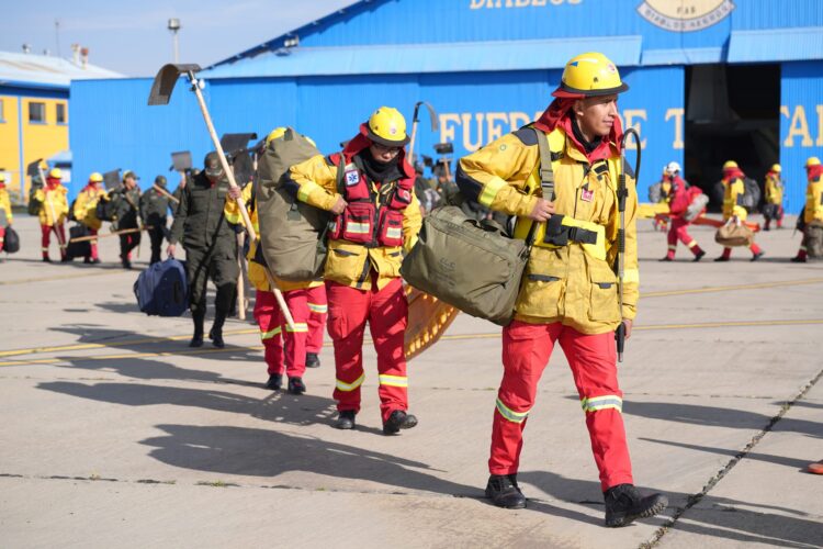 Más bomberos son enviados a zonas de incendios y se espera refuerzos de Chile y Francia