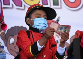 En La Paz, más de 600.000 estudiantes recibirán su bono Juancito Pinto