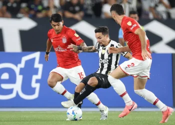Botafogo sigue vivo en la Libertadores al ganar 3-2 a Estudiantes