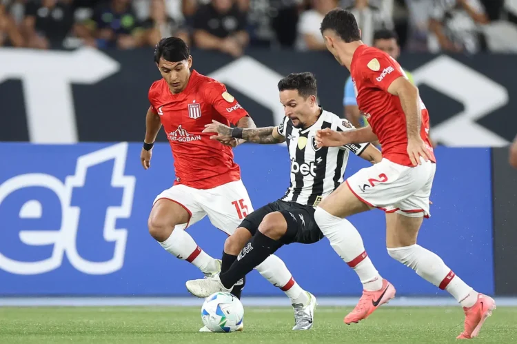 Botafogo sigue vivo en la Libertadores al ganar 3-2 a Estudiantes
